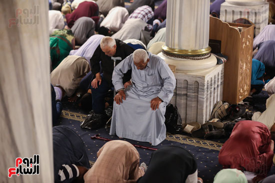 المئات من المصلين صلاة التراويح داخل المسجد