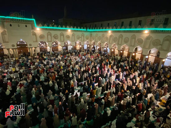 تواجد المئات من الرجال والنساء والشباب والأطفال يؤدون الصلاة في خشوع تام