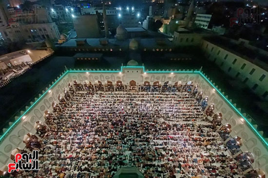 مئات المصلين في الجامع الأزهر الشريف