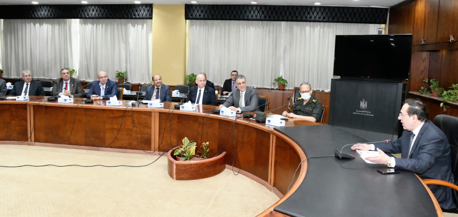 المهندس طارق الملا وزير البترول في اجتماع مع قيادات الوزارة