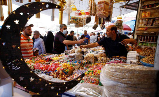 إقبال العراقيين على شراء الحلوى الملونة
