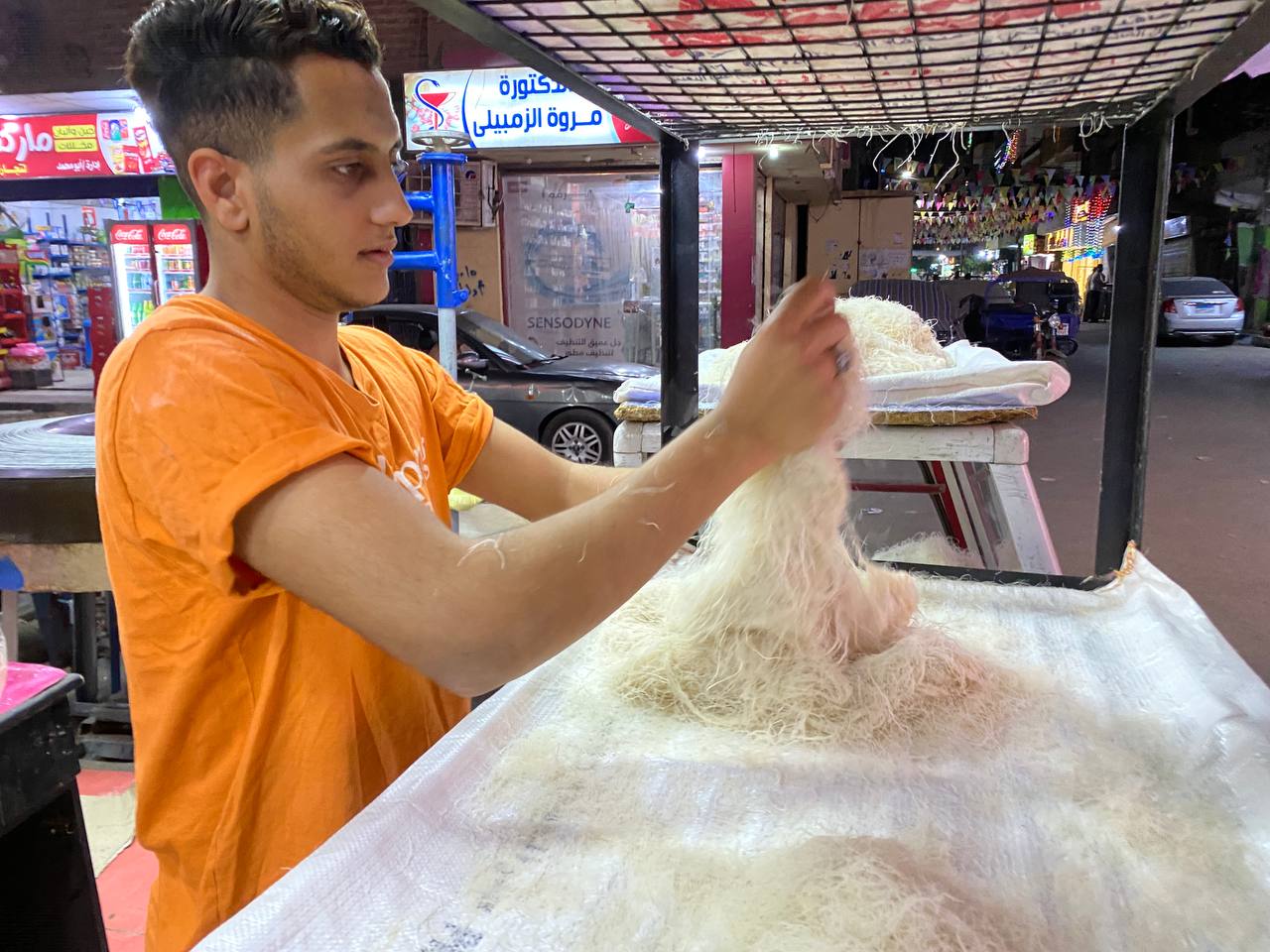 الشاب محمد خلال تجهيز الكنافة للبيع