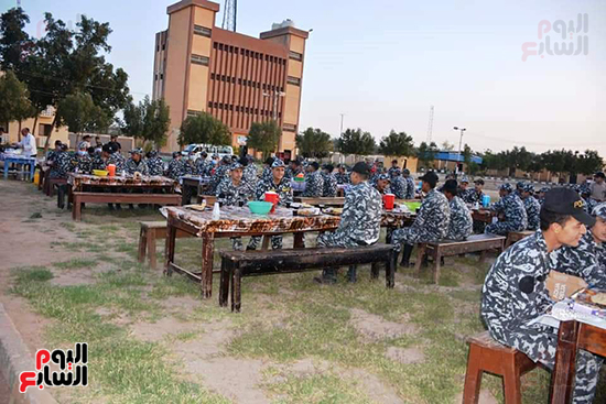 محافظ الوادي الجديد ومدير الأمن يشاركان الضباط والجنود الإفطار الجماعي (5)