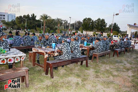 محافظ الوادي الجديد ومدير الأمن يشاركان الضباط والجنود الإفطار الجماعي (4)
