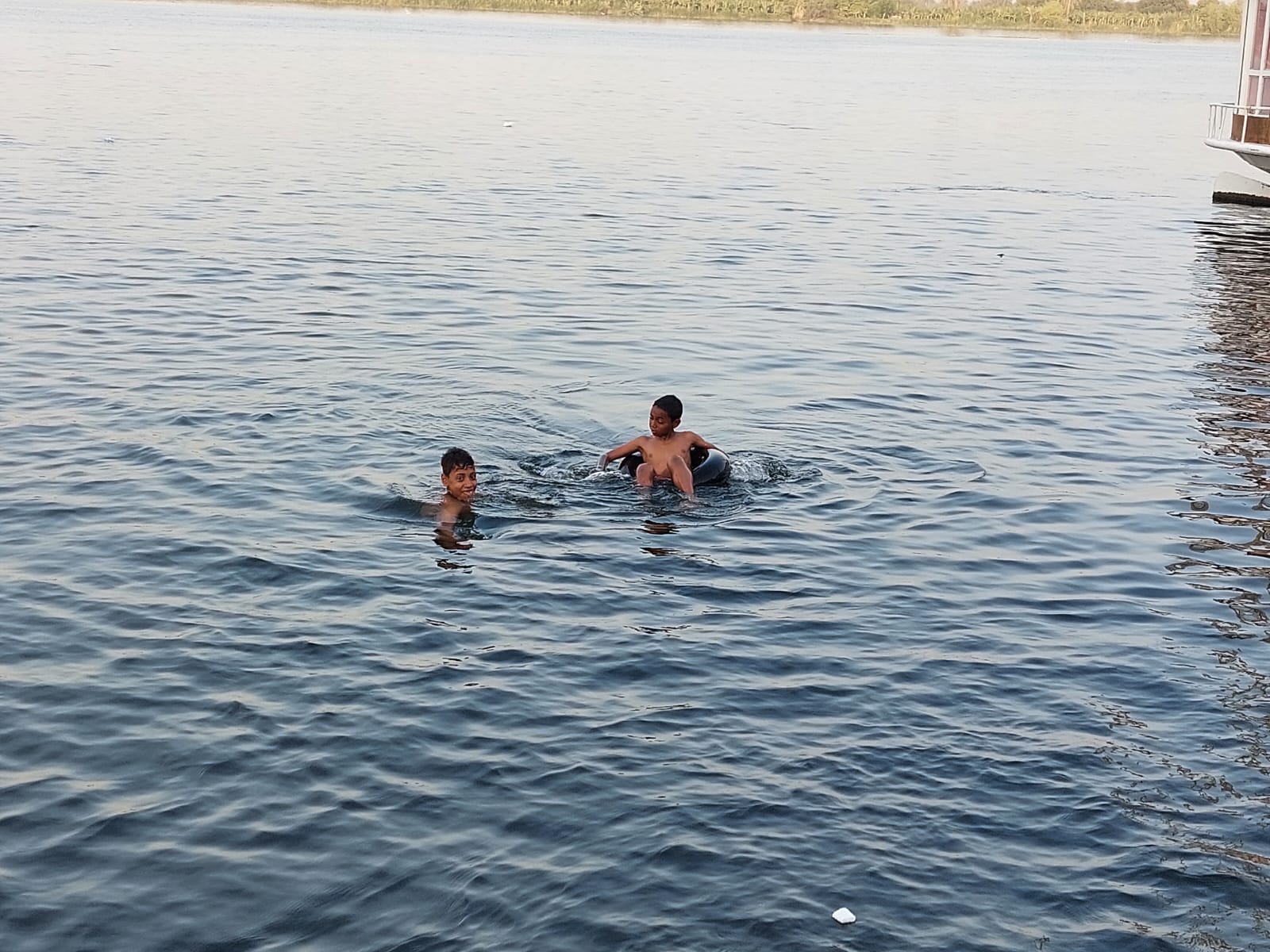 الهروب من الطقس الحار بالسباحة فى النيل