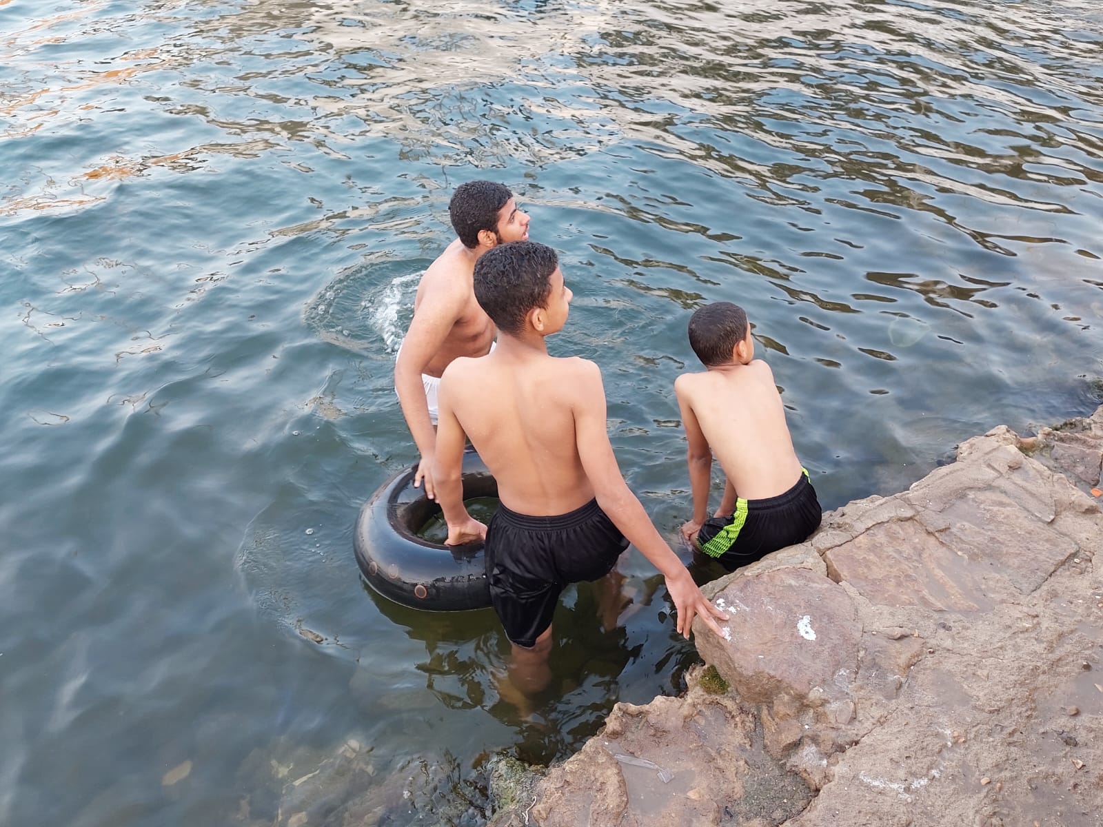 السباحة فى نهر النيل للاطفال