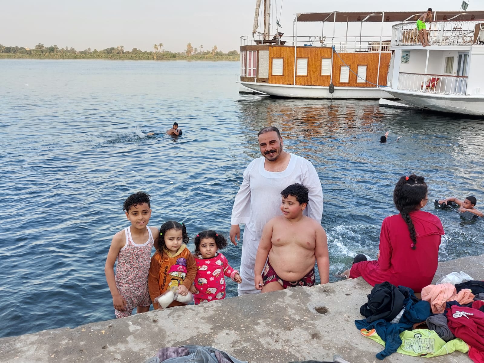 الاسر تهرب من حر رمضان لنهر النيل