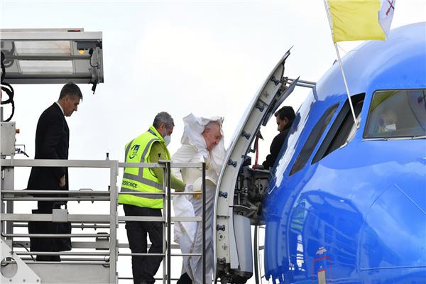 البابا يستعد لركوب الطائرة