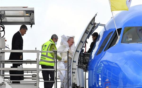 البابا يركب الطائرة