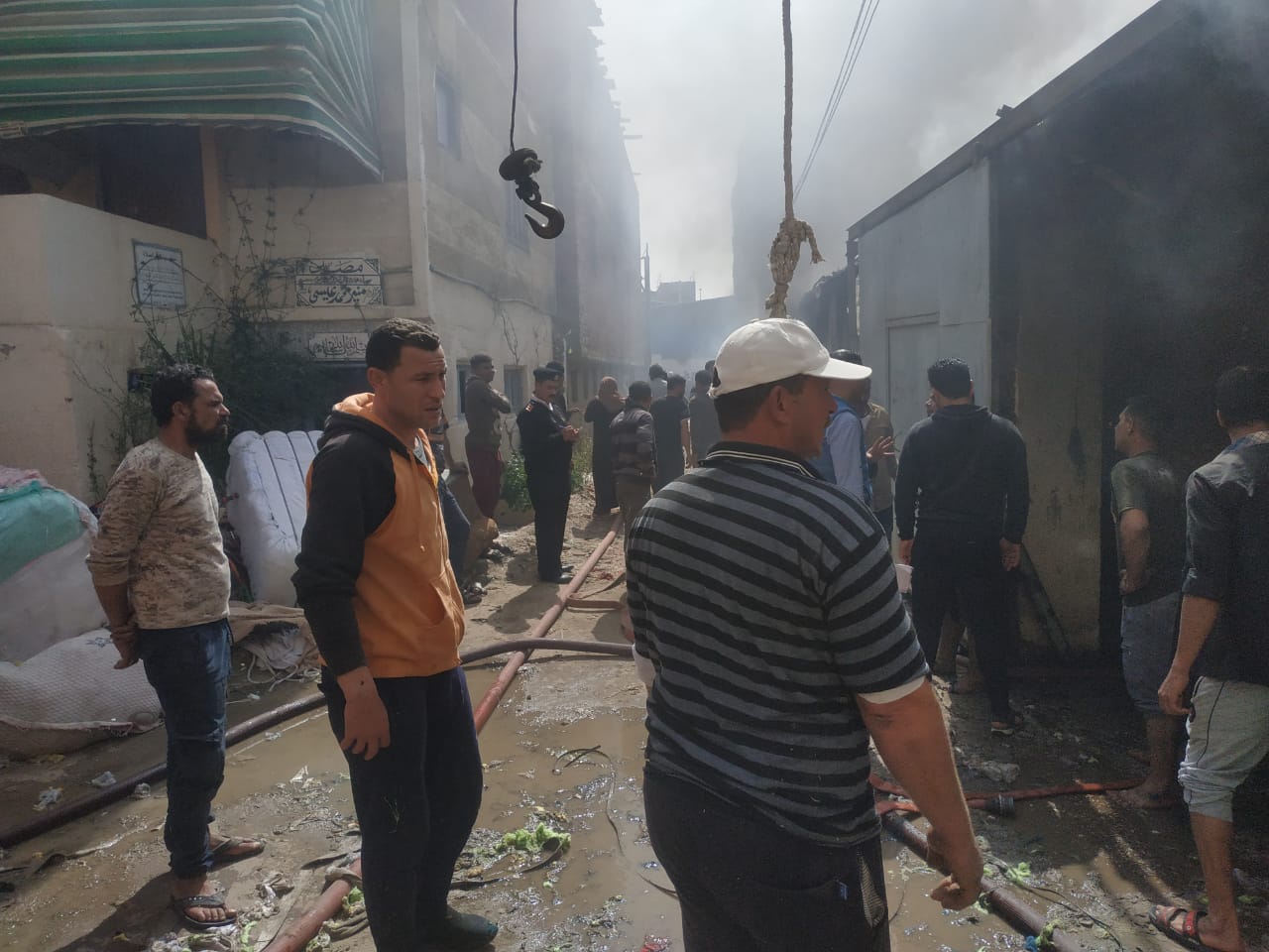 قوات الانقاذ تحاول السيطرة على الحريق
