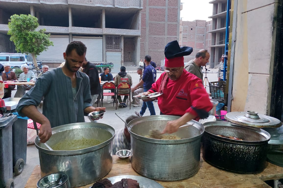 جانب من طهى الطعام قبل دخول وقت المغرب