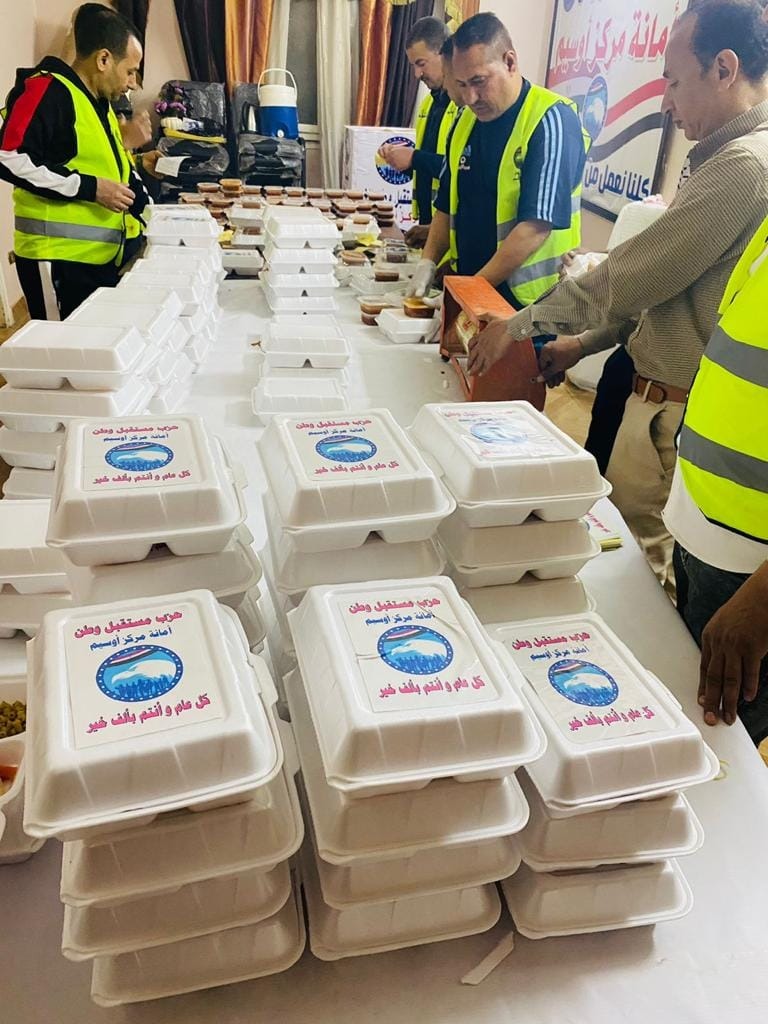 توزيع وجبات الإفطار علي الصائمين في مركز اوسيم