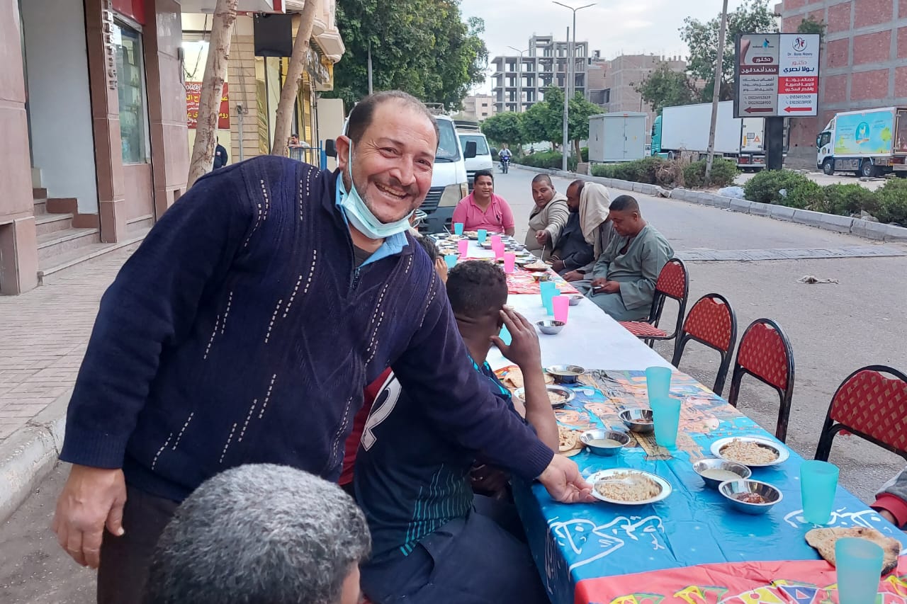 تجهيز المائدة قبل موعد اذان المغرب