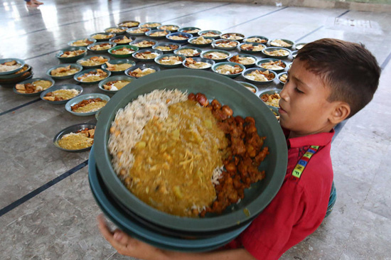 مشاركة الأطفال فى إطعام الطعام