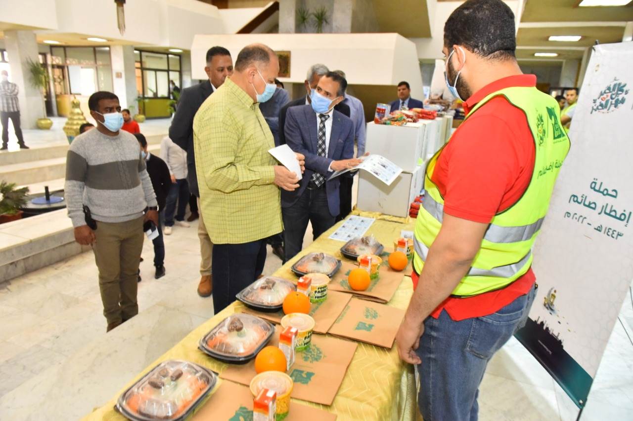محافظ أسيوط يعلن انطلاق قافلة مواد غذائية وكراتين رمضان  (10)