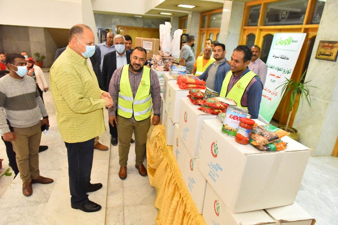 محافظ أسيوط يعلن انطلاق قافلة مواد غذائية وكراتين رمضان  (8)