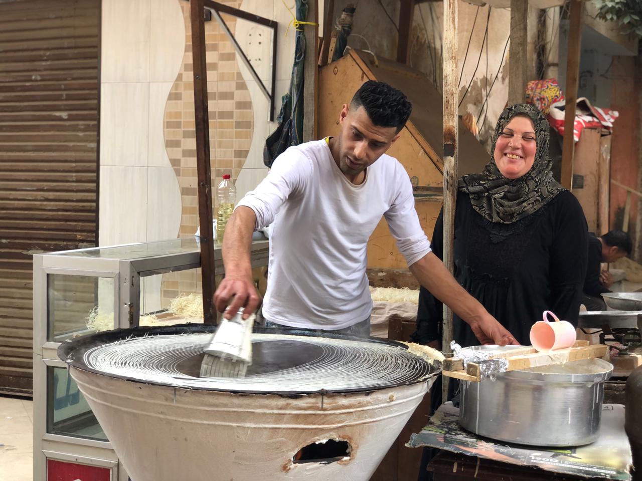 السيدة محمد وابنها محمد من أقدم صناع الكنافة البلدي في الدقهلية