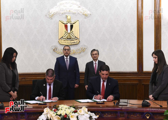 رئيس الوزراء يشهد توقيع مذكرة لإنشاء مصنع جديد لتصنيع مكونات السيارات بالفيوم (2)