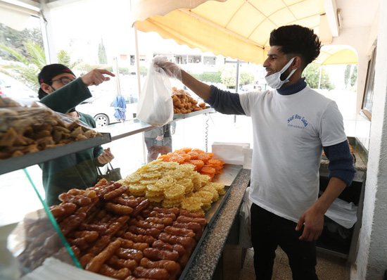 حركة بيع حلوى رمضان فى تونس