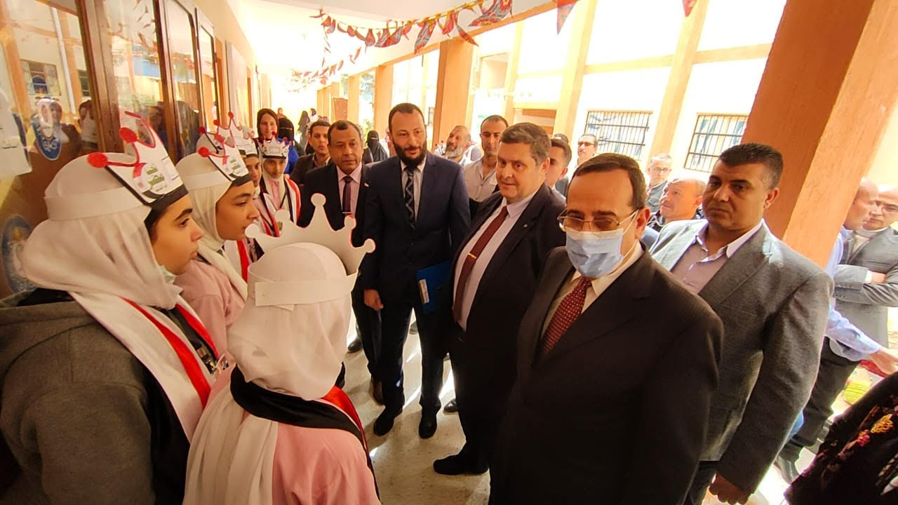 محافظ شمال سيناء مع طلاب مدرسة بسمة سعيد الإعدادية