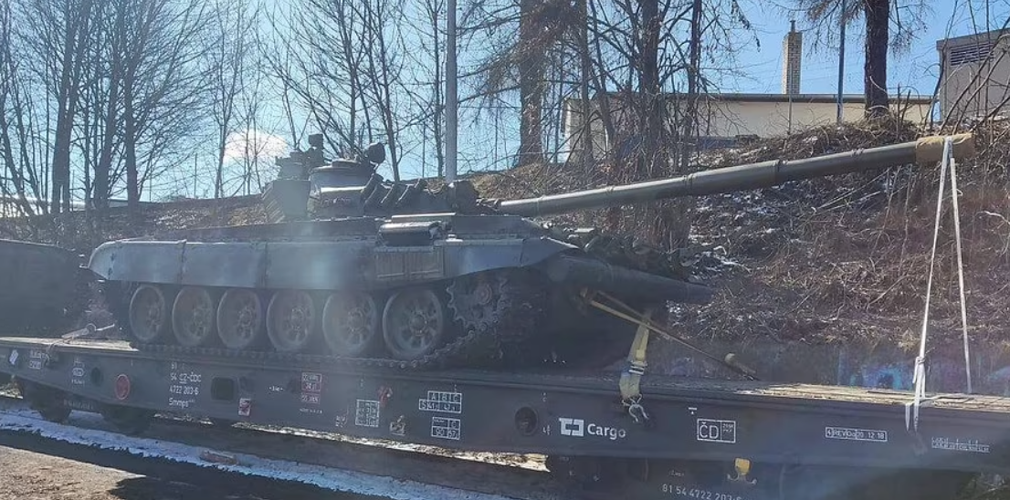 الدبابات فى طريقها لأوكرانيا
