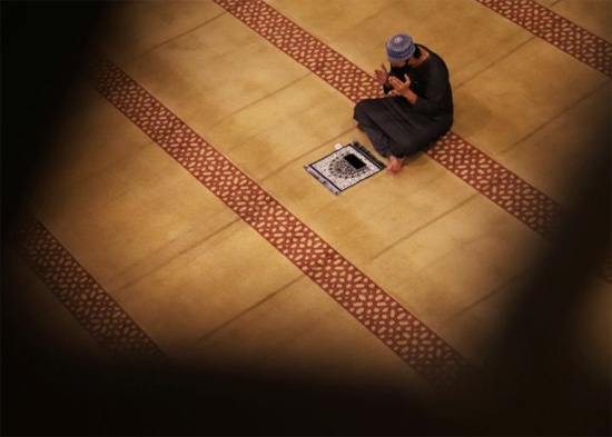 مسلم يؤدي صلاة التراويح في سنغافورة