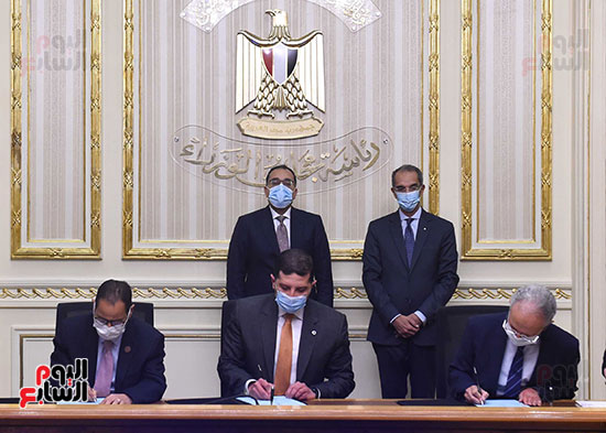 رئيس الوزراء يشهد توقيع بروتوكول تعاون لدعم الشركات الناشئة فى مصر    (2)