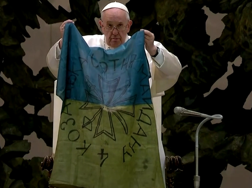 البابا يحمبعلم أوكرانيا