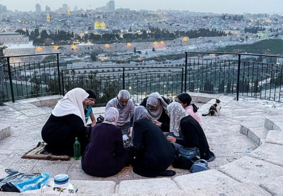 أسرة مسلمة في القدس بتناول وجبة الإفطار خلال شهر رمضان المبارك في القدس