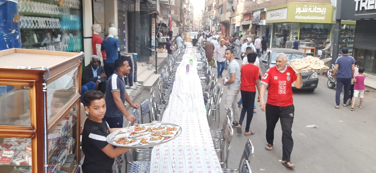 أهالى شارع المدينة بالأقصر يقيمون أطول مائدة إفطار لخدمة الصائمين  (3)