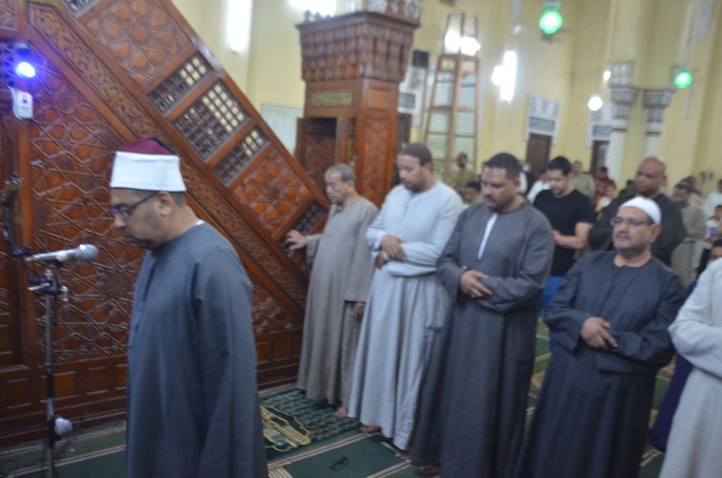 أهالى الأقصر يؤدون صلاة التراويح فى المسجد الجامع الكبير  (1)