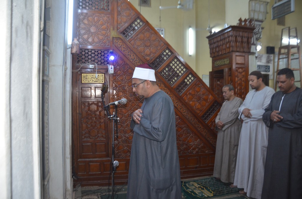 أهالى الأقصر يؤدون صلاة التراويح فى المسجد الجامع الكبير  (7)