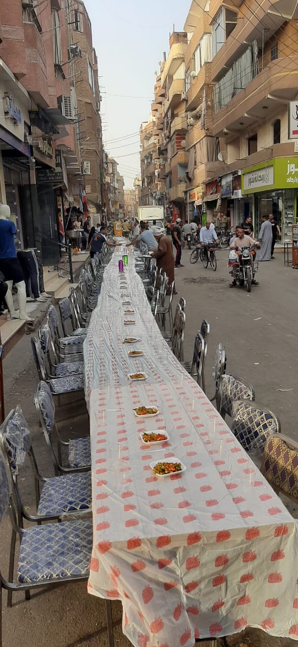 أهالى شارع المدينة بالأقصر يقيمون أطول مائدة إفطار لخدمة الصائمين  (9)