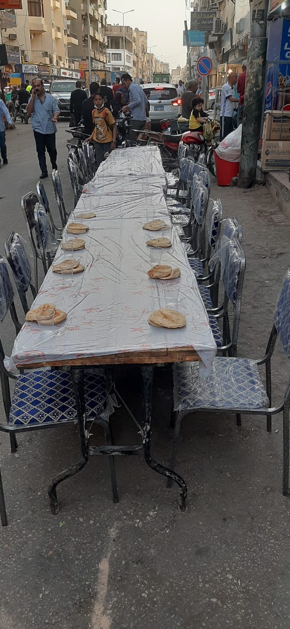 أهالى شارع المدينة بالأقصر يقيمون أطول مائدة إفطار لخدمة الصائمين  (7)