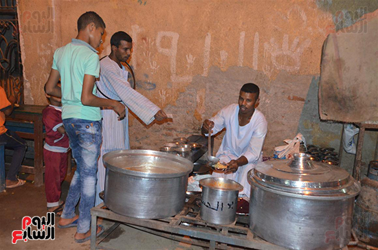 الشباب يشترون الفول النابت ليلاً فى رمضان