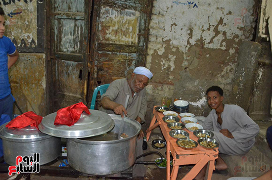 بائع شوربة الفول النابت يجمع الأحبة بشهر رمضان