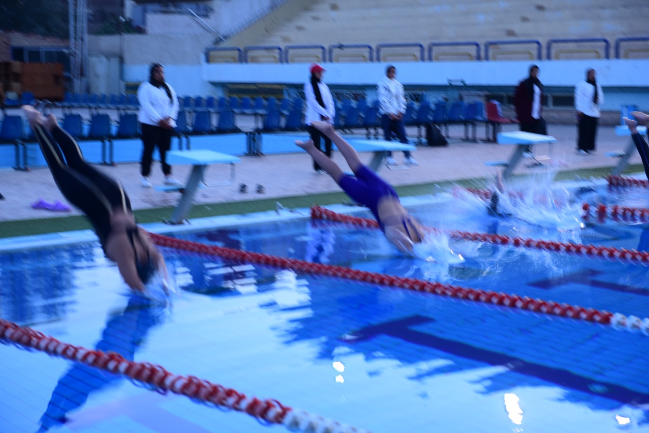 مبادرة مصر بلا غرقي تربية رياضية تنظم بطولة ودية للاعبي السباحة بسوهاج   (1)