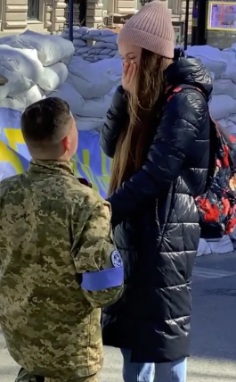 الجندى الأوكرانى يتقدم لصديقته