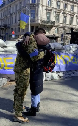 الجندى الأوكرانى وصديقته 