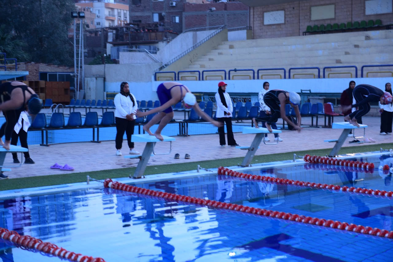 مبادرة مصر بلا غرقي تربية رياضية تنظم بطولة ودية للاعبي السباحة بسوهاج   (6)