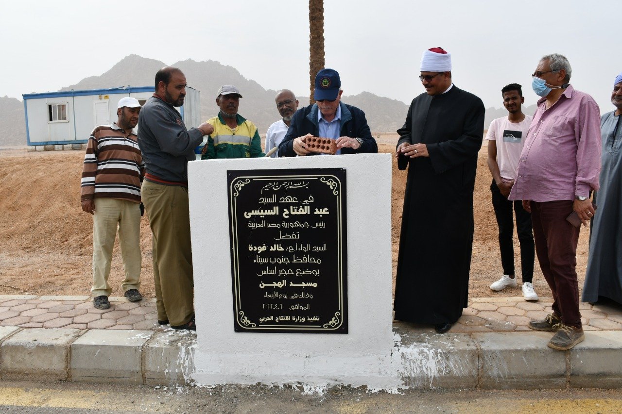 محافظ جنوب سيناء يضع حجر أساس مسجد الهجن وقرية التراث بمضمار شرم الشيخ (7)