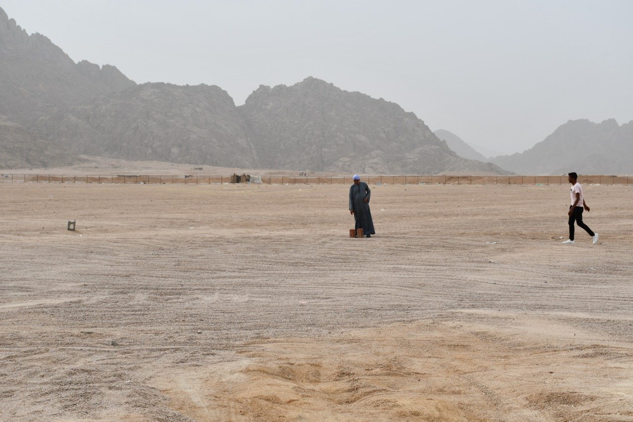 محافظ جنوب سيناء يضع حجر أساس مسجد الهجن وقرية التراث بمضمار شرم الشيخ (5)