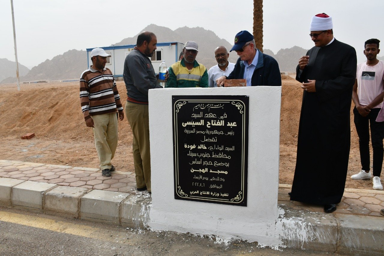 محافظ جنوب سيناء يضع حجر أساس مسجد الهجن وقرية التراث بمضمار شرم الشيخ (6)