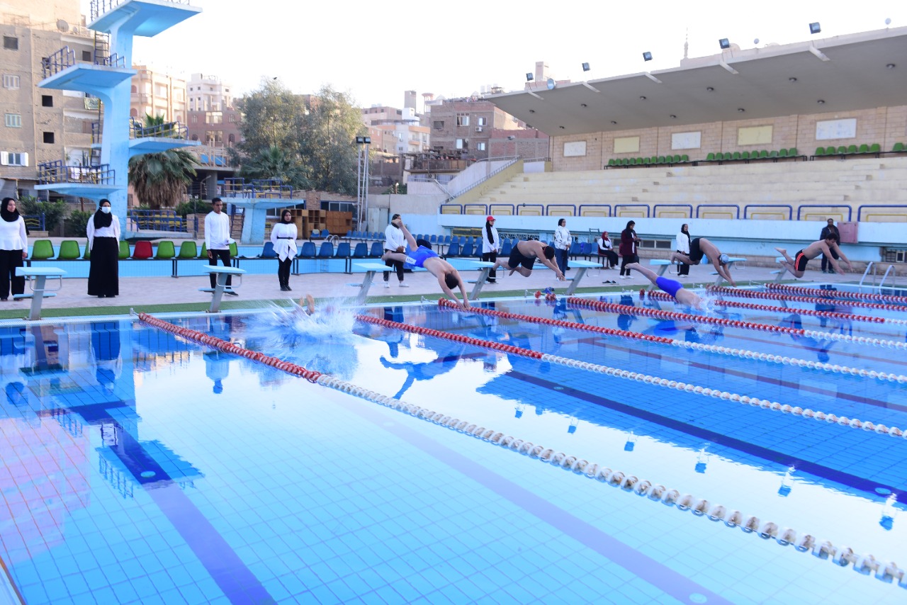 مبادرة مصر بلا غرقي تربية رياضية تنظم بطولة ودية للاعبي السباحة بسوهاج   (5)