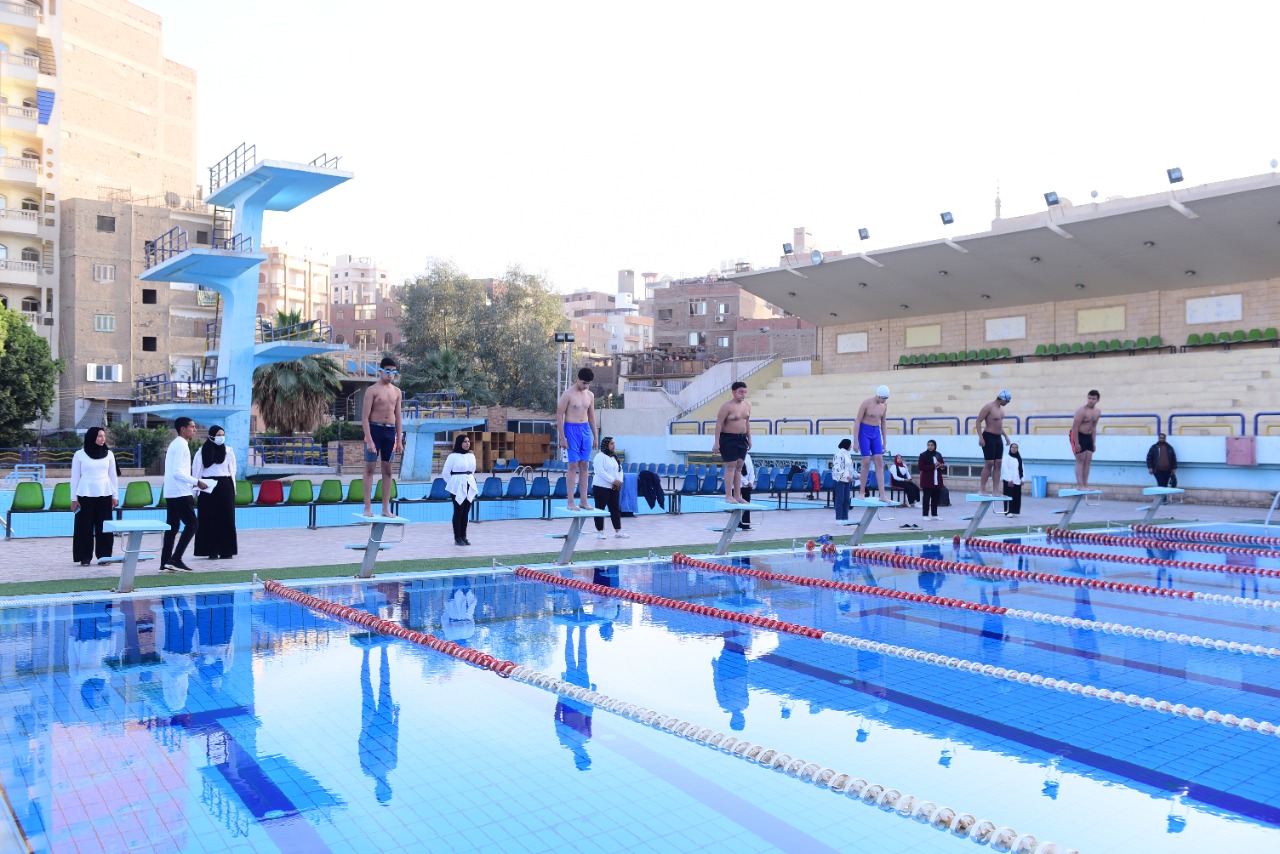 مبادرة مصر بلا غرقي تربية رياضية تنظم بطولة ودية للاعبي السباحة بسوهاج   (3)