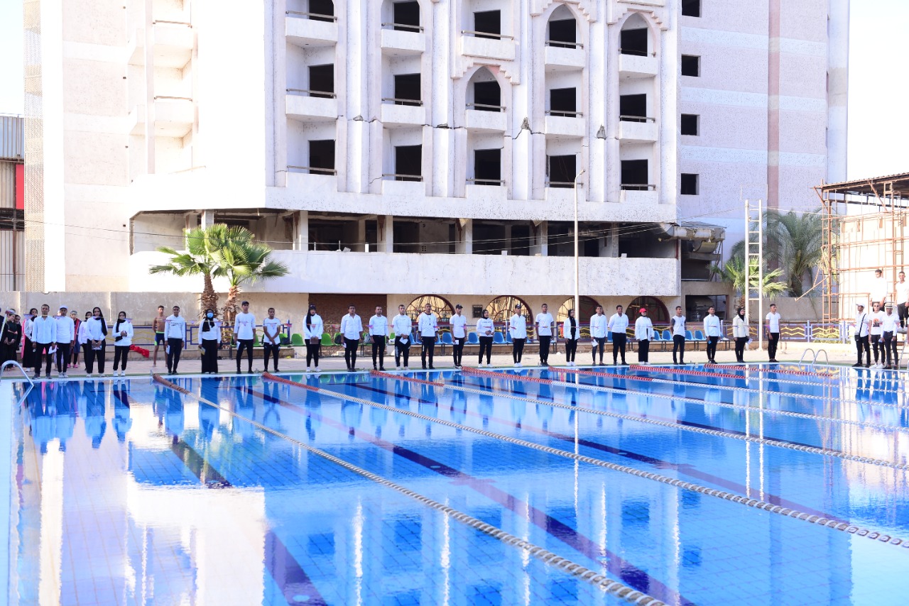 مبادرة مصر بلا غرقي تربية رياضية تنظم بطولة ودية للاعبي السباحة بسوهاج   (2)