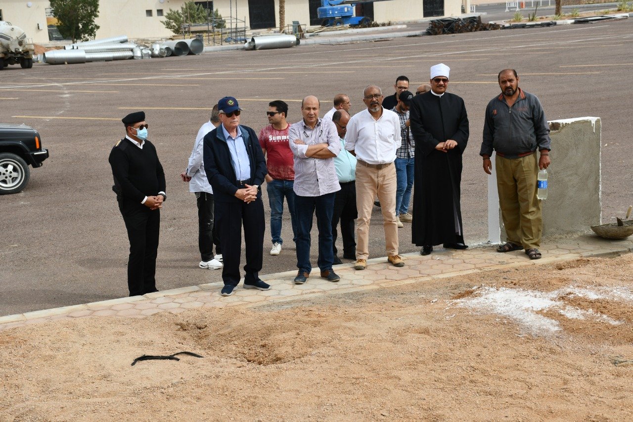 محافظ جنوب سيناء يضع حجر أساس مسجد الهجن وقرية التراث بمضمار شرم الشيخ (1)