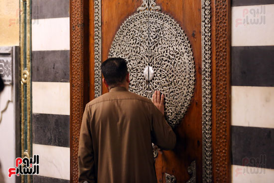 أحد المصليين بمسجد الحسين
