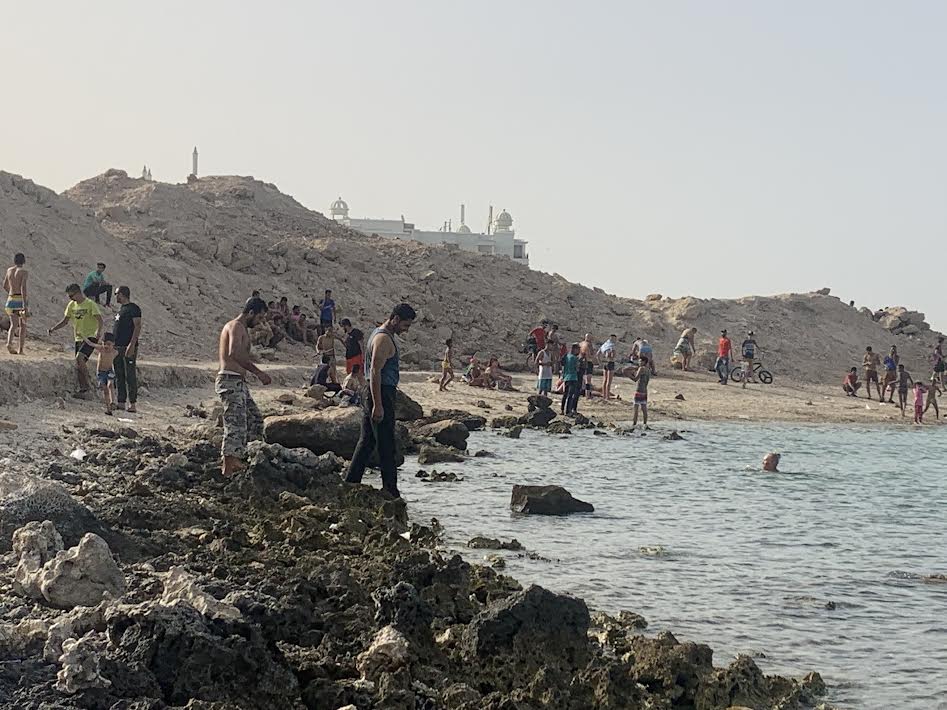 اقبال الشباب علي الشواطئ بالغردقة للسباحة