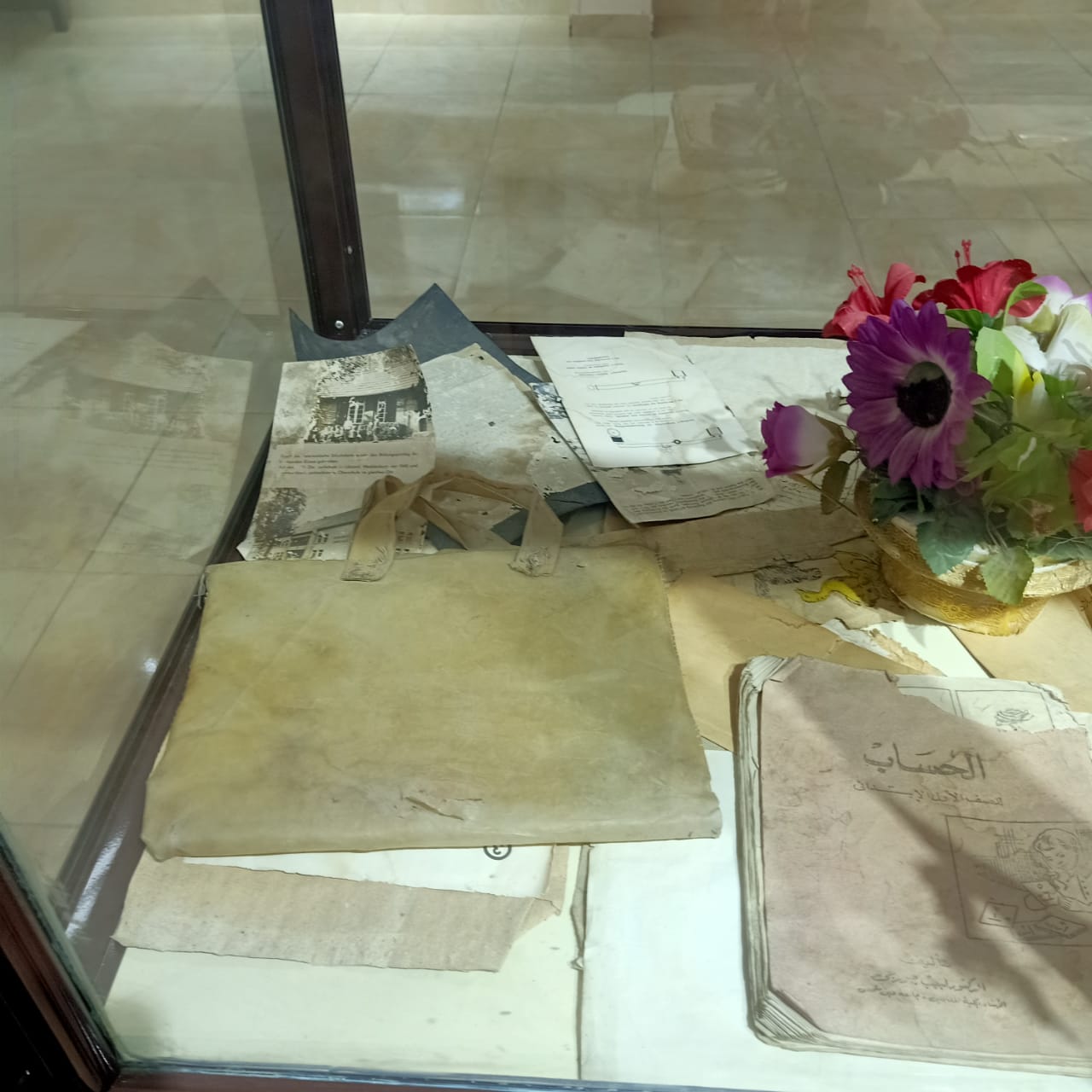  كتب وكراسات وملابس شهداء مذبحة بحر البقر بمتحف المدرسة (2)